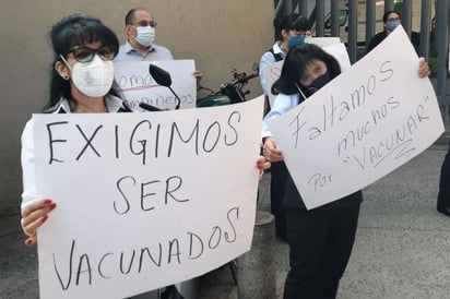 Médicos denuncia que no han sido vacunados contra Covid