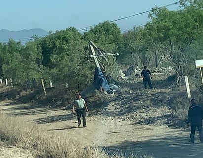 Choca auto con un poste y deja sin agua a 4 mil usuarios en Castaños