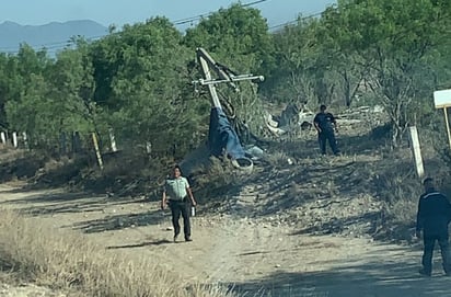 Choca auto con poste y deja sin agua a 4 mil usuarios en Castaños