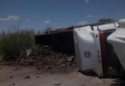 Camión con chatarra termina volcado en la avenida Puerta 4 en Monclova