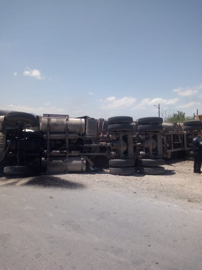 Tráiler con chatarra termina volcado en Monclova