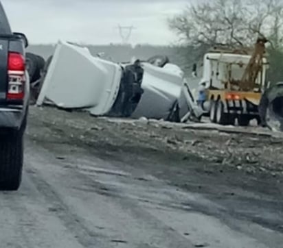 Tráiler termina volcado en el Sauz en la carretera Monclova - Sabinas