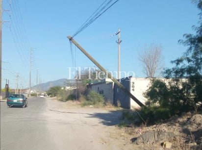 Vecinos de la Occidental en Frontera reportan poste a punto de caer