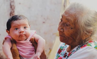 Ante desatención hospitalaria parteras atienden a mujeres embarazadas