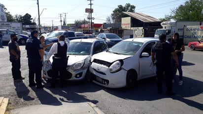 Quita derecho de vía y causa choque en Monclova