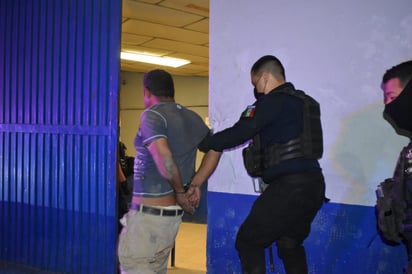 Policías lo sorprenden tomando en la vía pública de Monclova 