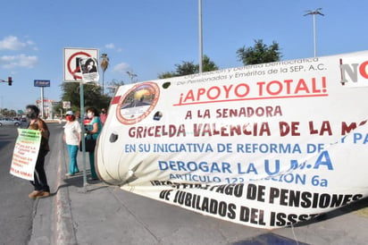 Profesores jubilados y pensionados protestan nuevamente en Monclova por pagos en UMA