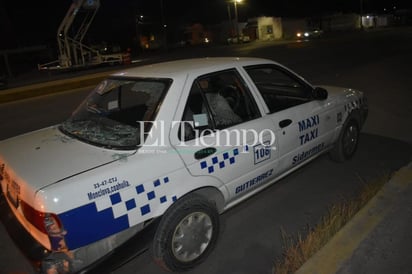 Motocicleta se impacta contra taxi en Monclova; hay un menor lesionado