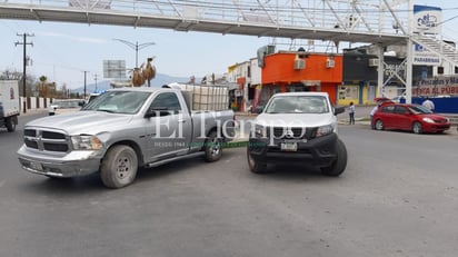 Invade carril contrario y ocasiona accidente automovilístico en Monclova