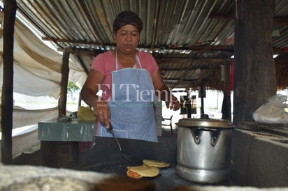 Con platillos de amor, logra el sustento para apoyar a su casa en Nadadores