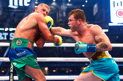 'Canelo' Álvarez vence a Saunders tras ocho asaltos y le quita su cinturón