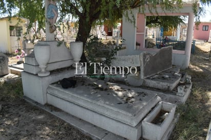 Tumbas se llenan de flores en Monclova antes del 10 de mayo