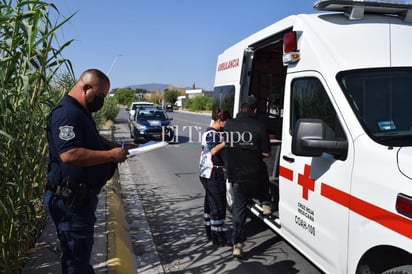 Se sale del camino y acaba con neumáticos hacia arriba en Monclova