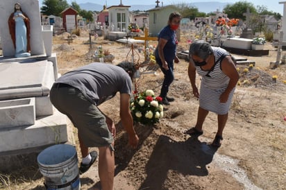 Tumbas se llenan de flores un día antes del 10 de mayo en Monclova