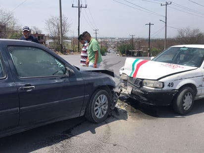 Taxista provoca fuerte accidente en Monclova 