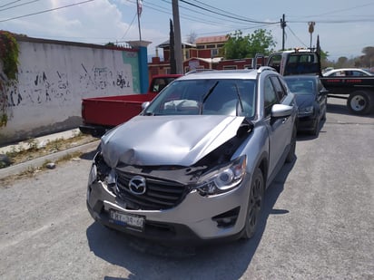 Invade carril y causa accidente 