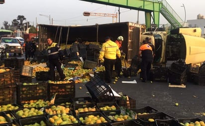 Vuelca tráiler con toneladas de mangos en CDMX