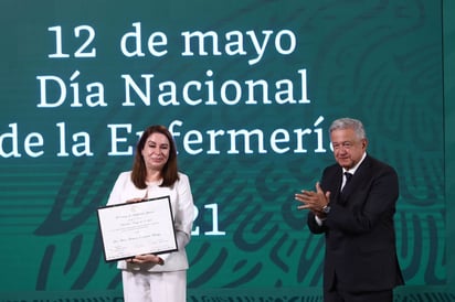 AMLO: Entrega reconocimientos por Día de la Enfermera