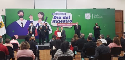 Entregan Presea Magisterial 2021 a maestros de Monclova