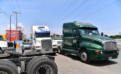 Transportistas bloquean la Texcoco-Lechería; acusan extorsiones