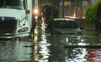 Amanece inundada la México-Puebla tras fuertes lluvias