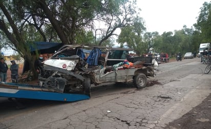 Tráiler embiste combi con pasajeros en Zumpango; hay siete heridos