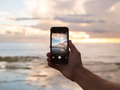 Recupera su teléfono móvil tras caérsele al mar hace 77 días 