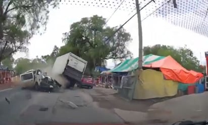 VIDEO: Captan como tráiler destruye combi con pasajeros en Zumpango