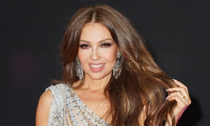 Thalia recrea sus looks más icónicos de los noventa