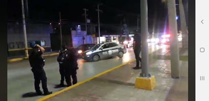 Le truena llanta y se estampa contra palma en Monclova