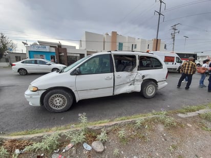 Le fallan los frenos por lluvia y provoca carambola en Monclova