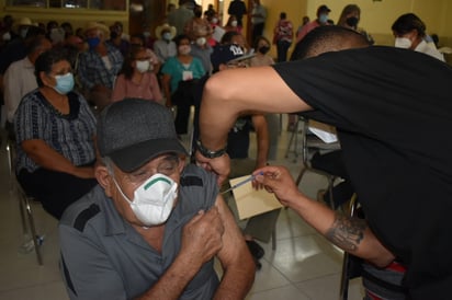 Cubren con vacuna a adultos en Nadadores