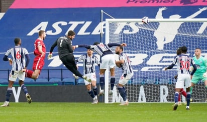 El portero Alisson marca en el añadido y acerca al Liverpool a la 'Champions'