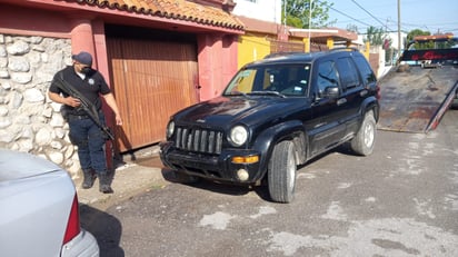 Mujer choca contra poste en Frontera