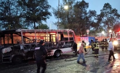 Incendian camión de pasajeros por presunta extorsión en Naucalpan