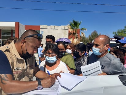 Desorganizada jornada de vacunación y en pleno sol 