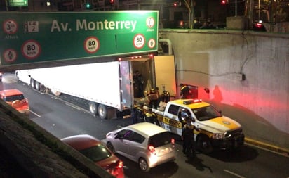 Tráiler cargado con jitomates se atora en Viaducto