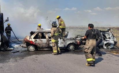 Accidente deja cinco vehículos incendiados en el sur de Veracruz