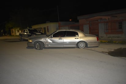 Choca y abandona su vehículo en Castaños