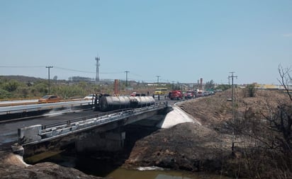 Evacuan a 100 personas por incendio de pipa en Veracruz