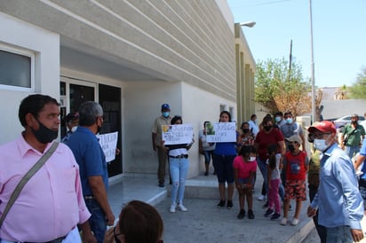 Se manifiestan en Fiscalía en Monclova; piden resolución en caso de Yucel