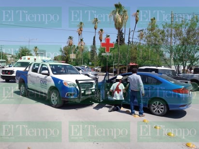 Intenta cambiar de carril y causa fuerte accidente en Monclova