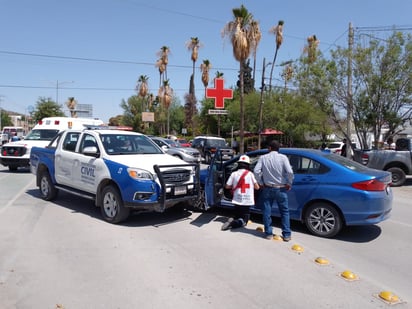 Mujer al volante causa choque en el Madero