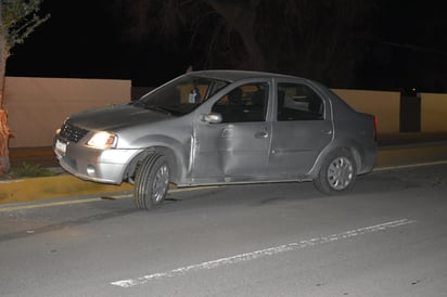 Mujer se trepa a camellón en Monclova