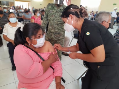 Vacunan contra COVID-19 a mayores de 50 años en Sacramento y Lamadrid