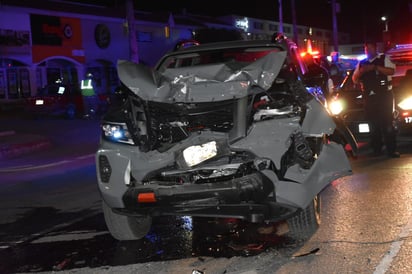 Fuerte accidente en el cruce de Pape y Ejército en Monclova