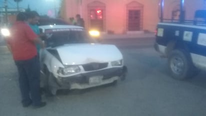 Impactan a taxi y lesionan a pasajeros en Nadadores