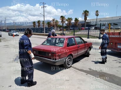 Casi le cae carro al arroyo en Monclova