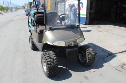 Carrito de golf sale a taller y choca en Monclova