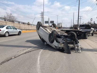 Aparatosa volcadura en el puente de AHMSA en Monclova